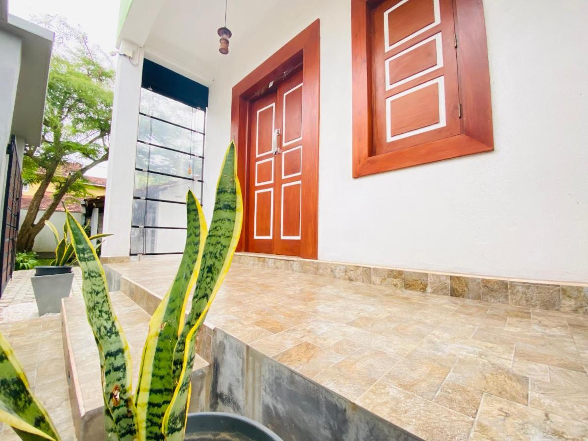 Srimadis Villa Near Airport - Negombo Exteriör bild