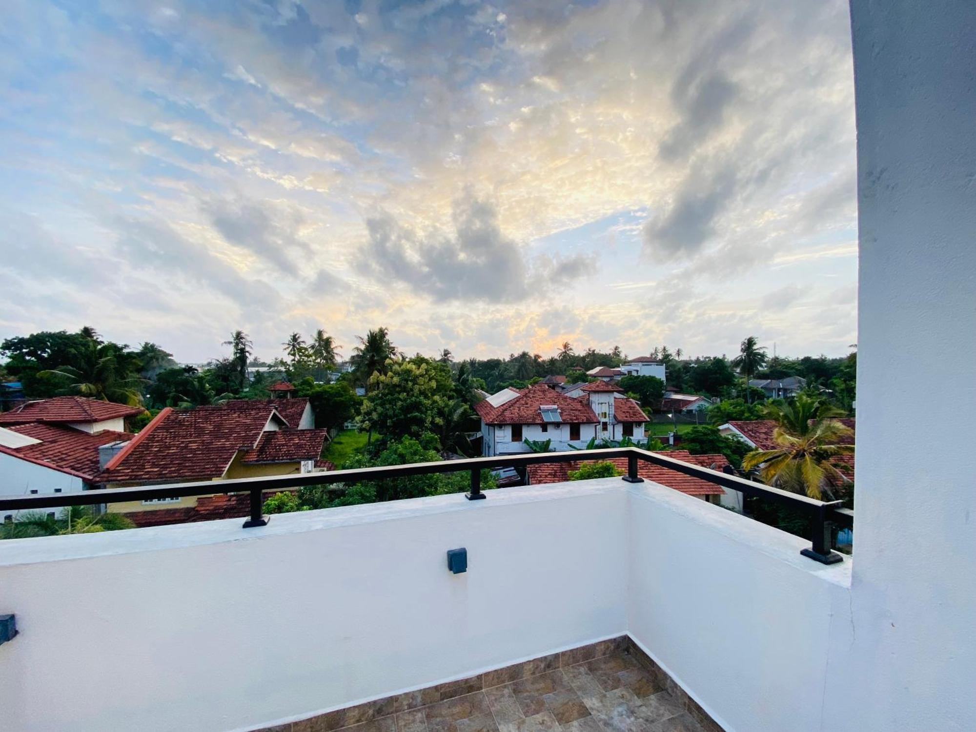 Srimadis Villa Near Airport - Negombo Exteriör bild
